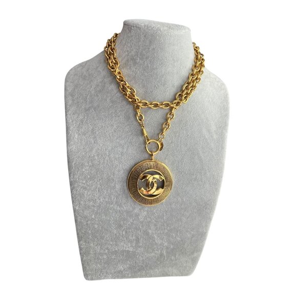 CHANEL Gold plated metal signature "CC" logo medallion Necklace - Picture 1 of 11